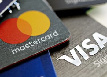 Visa ve Mastercard logolarını içeren, yakın plan kart görseli.