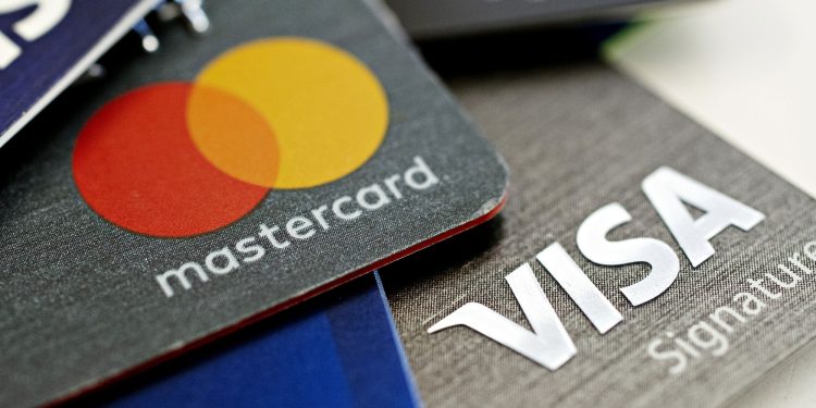 Visa ve Mastercard logolarını içeren, yakın plan kart görseli.