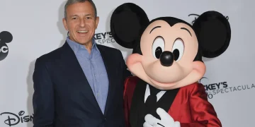 Bob Iger, Disney'in efsane karakterlerinden Mickey Mouse ile, 2018, Los Angeles. | Valerie Macon / AFP / Getty Images