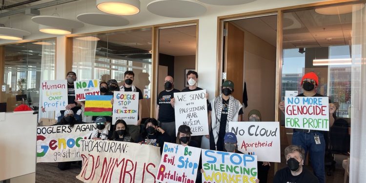 No Tech for Apartheid hareketi, Google ve Amazon'un İsrail hükümetiyle çalışmasını protesto etmek için 2021'den bu yana örgütleniyor.