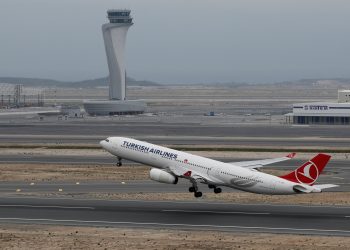 Türk Hava Yolları'na ait Airbus A330-300, İstanbul Havalimanı'ndan havalanıyor. | Reuters