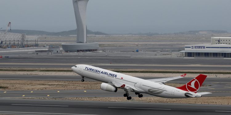Türk Hava Yolları'na ait Airbus A330-300, İstanbul Havalimanı'ndan havalanıyor. | Reuters