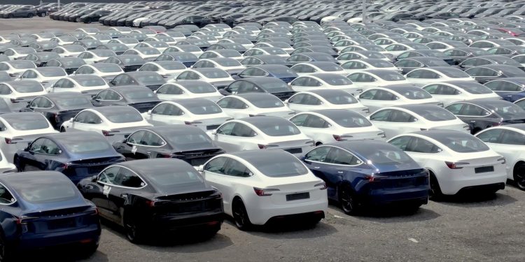 Tesla, 1,8 milyon otomobili geri çağıracak