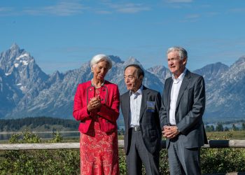 Avrupa Merkez Bankası Başkanı Christina Lagarde, Japonya Merkez Bankası Başkanı Kazuo Ueda ve Fed Başkanı Jerome Powell. 2023'teki Jackson Hole Sempozyumu'nda.