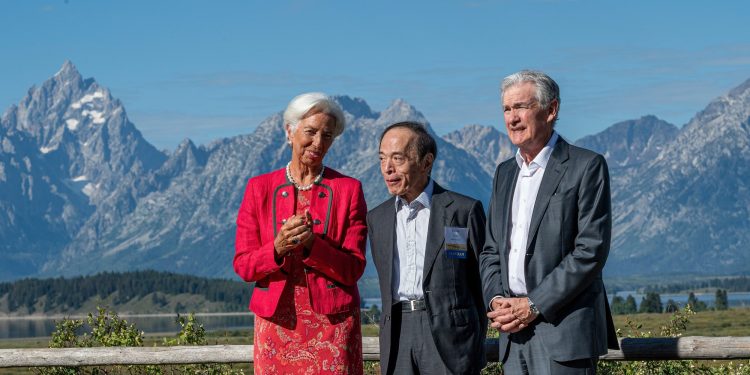 Avrupa Merkez Bankası Başkanı Christina Lagarde, Japonya Merkez Bankası Başkanı Kazuo Ueda ve Fed Başkanı Jerome Powell. 2023'teki Jackson Hole Sempozyumu'nda.