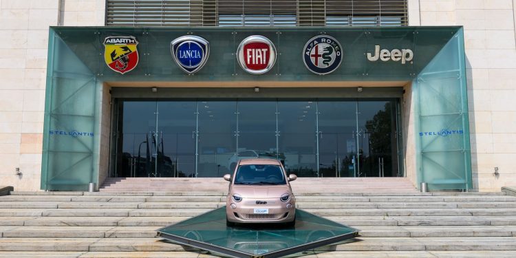 Hissedarlar, hisse fiyatını şişirdiği iddiasıyla Stellantis’e dava açtı