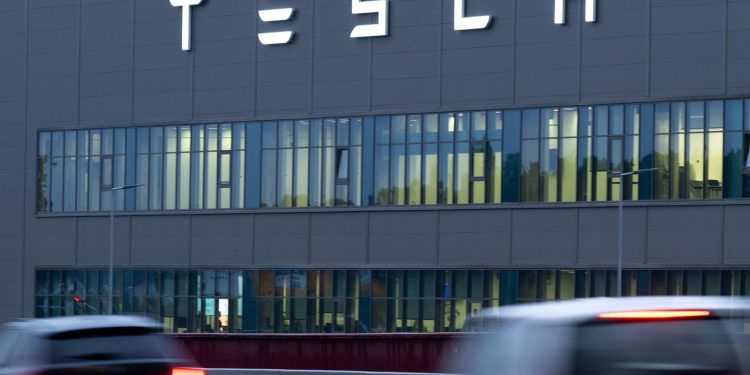 Tesla’da bir üst düzey yetkili daha istifa etti