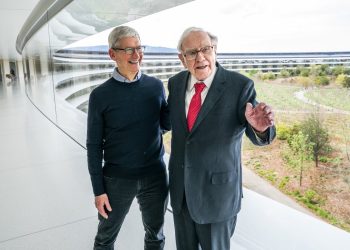 Warren Buffett ve Apple CEO'su Tim Cook.