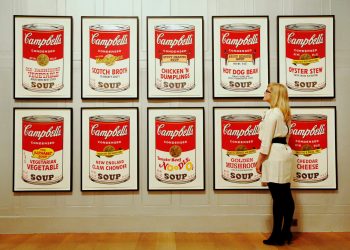 Bir galeri çalışanı, Andy Warhol'un Campbell's Soup II isimli eserinin önünde. Reuters / Luke MacGregor