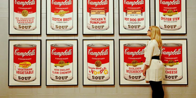 Bir galeri çalışanı, Andy Warhol'un Campbell's Soup II isimli eserinin önünde. Reuters / Luke MacGregor