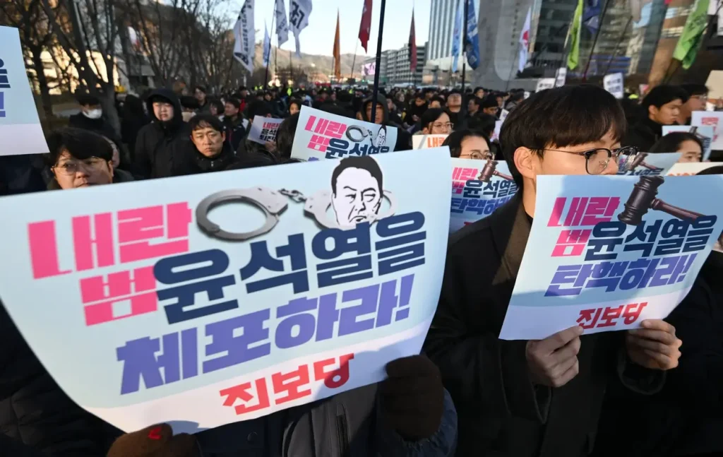 "Hain suçlu Yoon Suk Yeol'u tutuklayın!" yazılı dövizler. | Jung Yeon-je/AFP/Getty Images